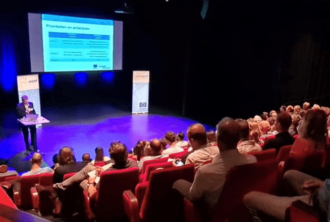 Zaal met bezoekers