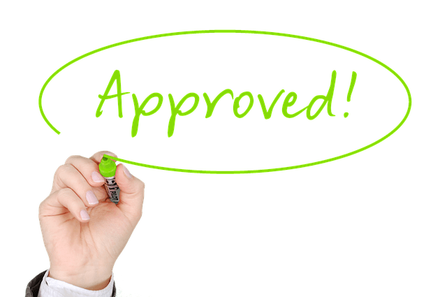 Hand met tekstballon 'approved'